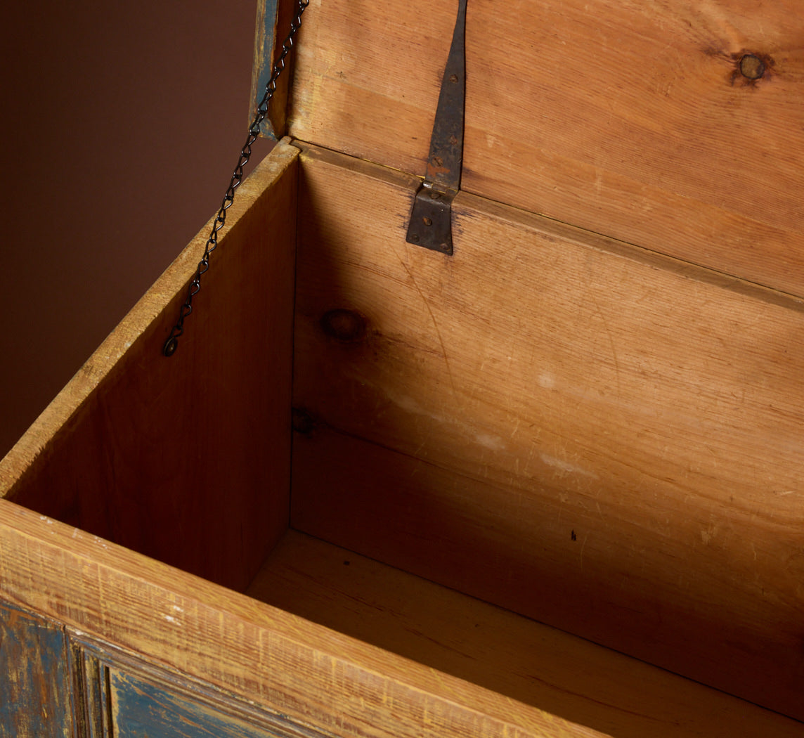 EARLY 19TH CENTURY AMERICAN BLANKET CHEST